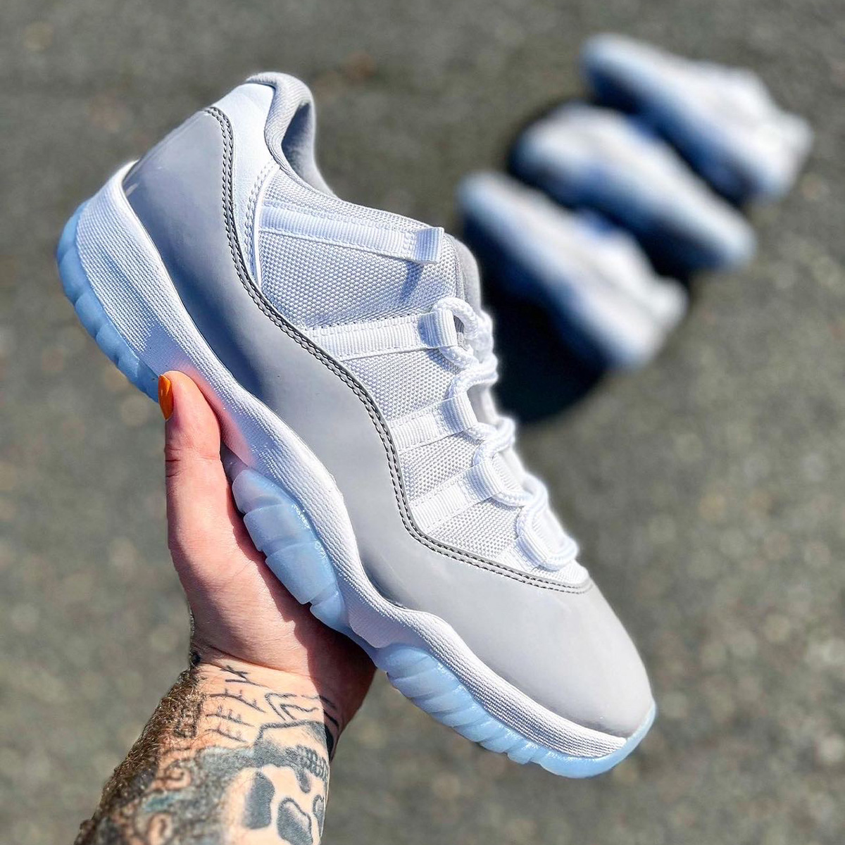 Shoes Authentic 11 Low Cement Grey Patent Leather White 11s Silver Real Carbon Fiber Men Sports Sneakers Original AV2187-140
Shoes Authentic 11 Low Cement Grey Patent Leather White 11s Silver Real Carbon Fiber Men Sports Sneakers Original AV2187-140