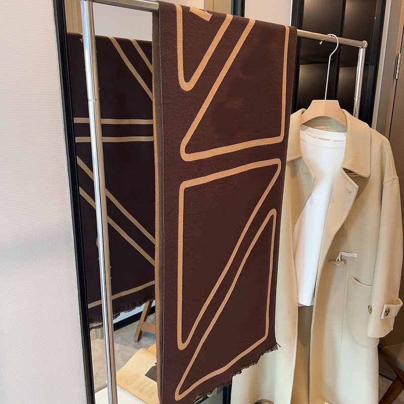 Luxury designer scarf wool material fashion shawl classic style suitable for men and women warm soft and comfortable in autumn winter very good
Luxury designer scarf wool material fashion shawl classic style suitable for men and women warm soft and comfortable in autumn winter very good
