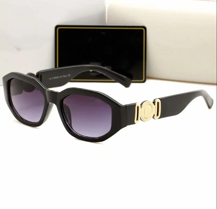 Designers Valentinoity sunglasses luxury Polarized Sunglass personality UV resistant popular men women Goggle For Women eyeglasses frame Vintage
Designers Valentinoity sunglasses luxury Polarized Sunglass personality UV resistant popular men women Goggle For Women eyeglasses frame Vintage