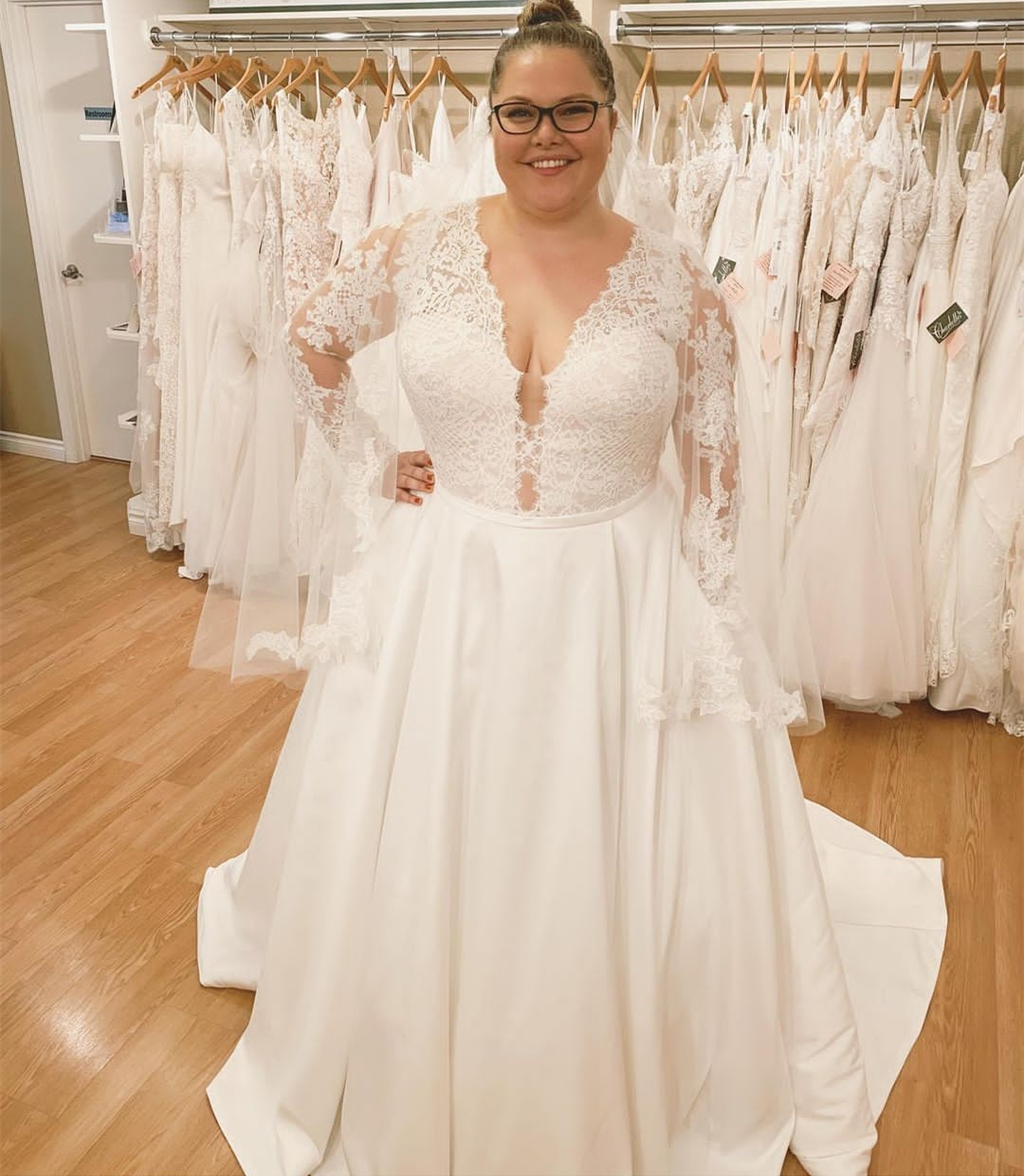 Plus Size Wedding Dress Long Sleeve Sexy V-Neck Floor Length Chiffon Pleat Sweep Train Bridal Gowns Robe De Mariee Big, Custom made from color chart
Plus Size Wedding Dress Long Sleeve Sexy V-Neck Floor Length Chiffon Pleat Sweep Train Bridal Gowns Robe De Mariee Big, Custom made from color chart