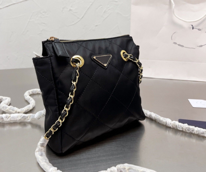 Designer Parachute Package Classic Retro Chain Bag Diamond Quilted Stray Bags Shoulder Messenger Bag Women's Fashion Versatile, Aspic
Designer Parachute Package Classic Retro Chain Bag Diamond Quilted Stray Bags Shoulder Messenger Bag Women's Fashion Versatile, Aspic