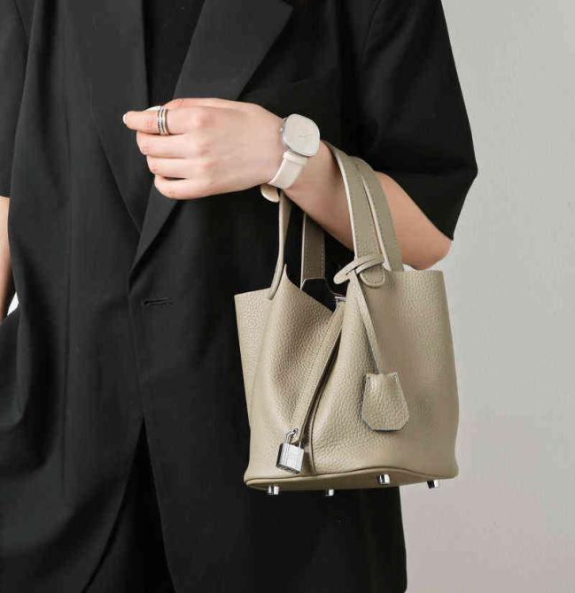 Handbag Herme Picotin 18 22 Brand Withdrawal Cabinet First Layer Kraft Vegetable Basket Bucket Bag Leather Lychee Pattern Handbag 2929900, Light gray
Handbag Herme Picotin 18 22 Brand Withdrawal Cabinet First Layer Kraft Vegetable Basket Bucket Bag Leather Lychee Pattern Handbag 2929900, Light gray