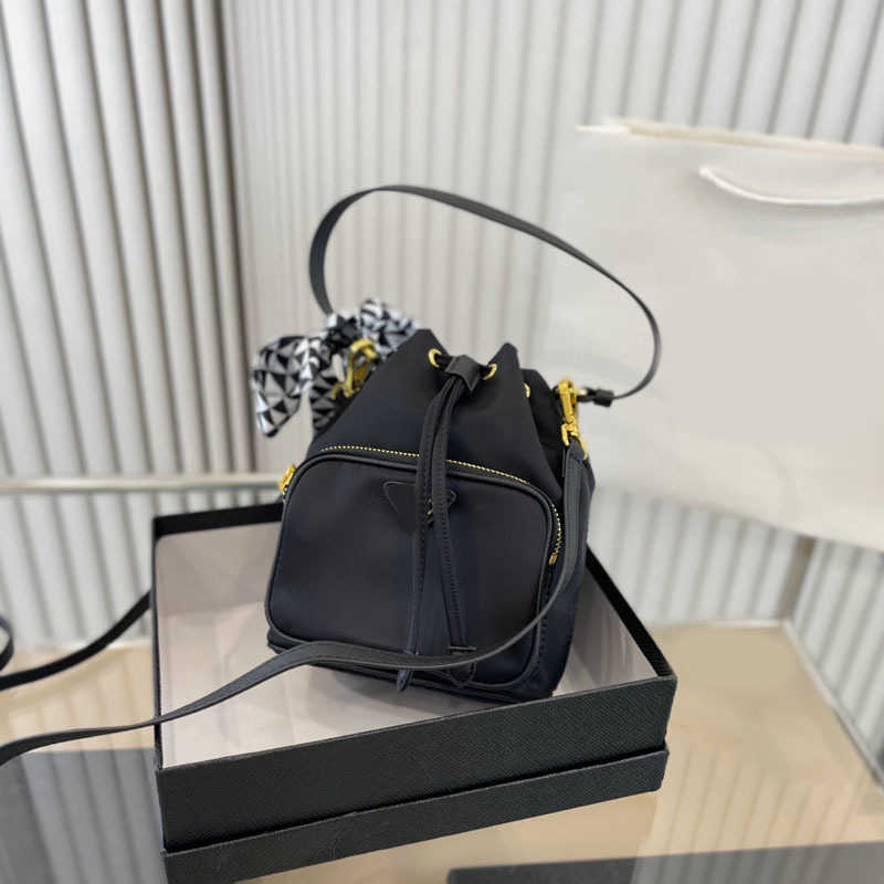 Drawstring Designers Luxurys Handbags Women Crossbody Shoulder Bags Handbag Purses Shopping Tote with Scarf 221128, Black
Drawstring Designers Luxurys Handbags Women Crossbody Shoulder Bags Handbag Purses Shopping Tote with Scarf 221128, Black