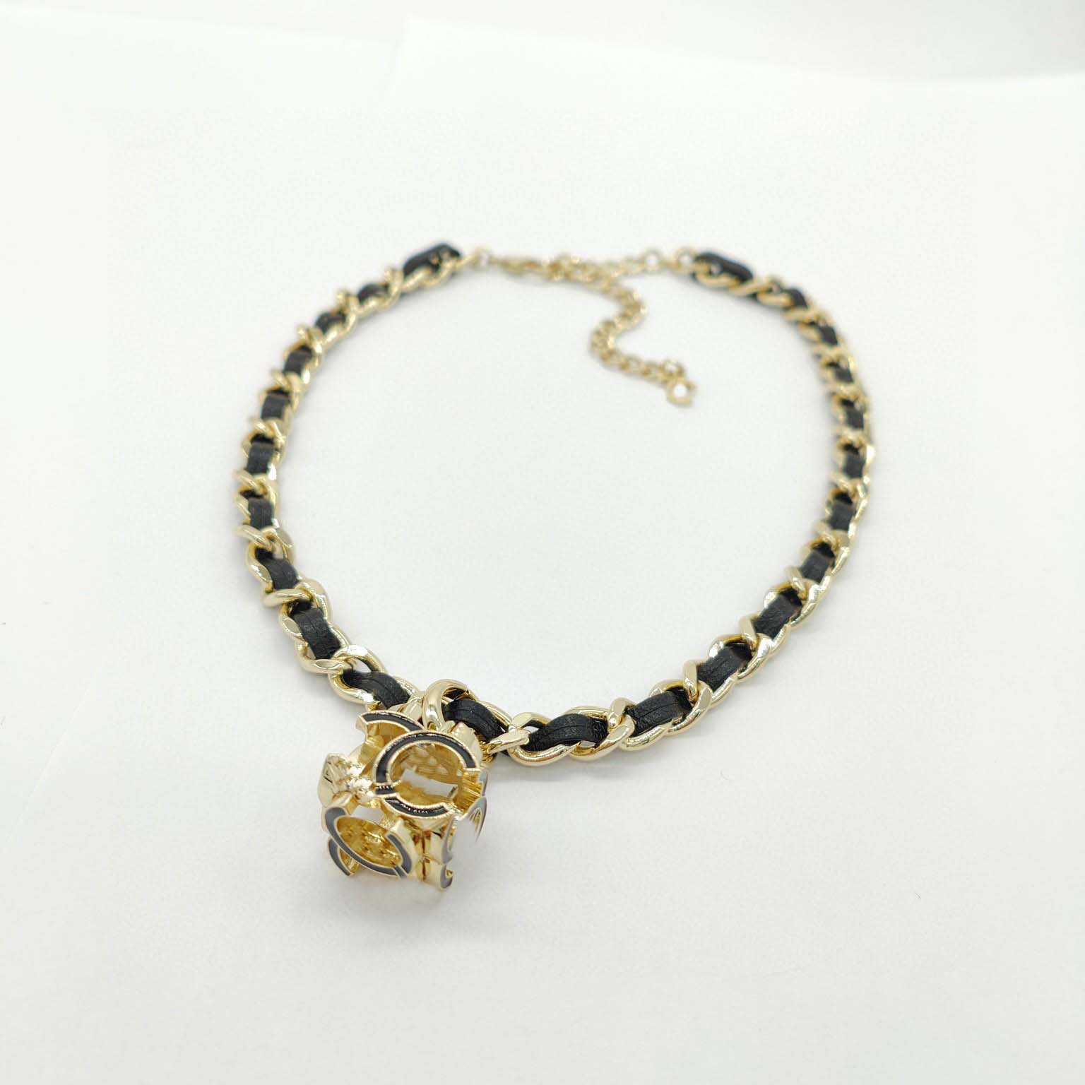 2022 Luxury quality Charm pendant necklace with black enamel and genuine leather in 18k gold plated have box stamp PS4450A
2022 Luxury quality Charm pendant necklace with black enamel and genuine leather in 18k gold plated have box stamp PS4450A