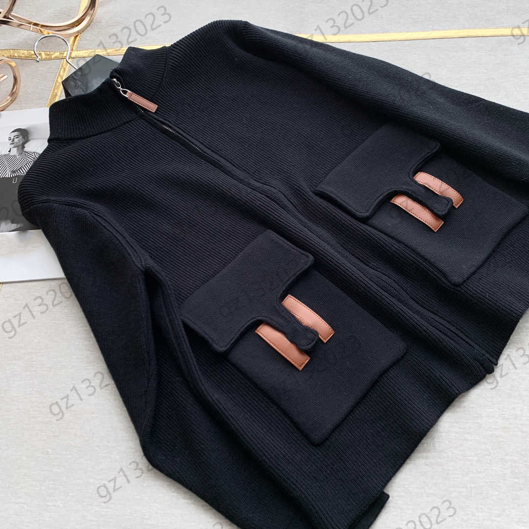 Cardigan Womens Sweater Pocket Stitching Leather Logo Loose Knit Sweaters Stand Collar Custom Zipper Opening Long Sleeves Knitwear Fashion Slimming Women Apparel
Cardigan Womens Sweater Pocket Stitching Leather Logo Loose Knit Sweaters Stand Collar Custom Zipper Opening Long Sleeves Knitwear Fashion Slimming Women Apparel