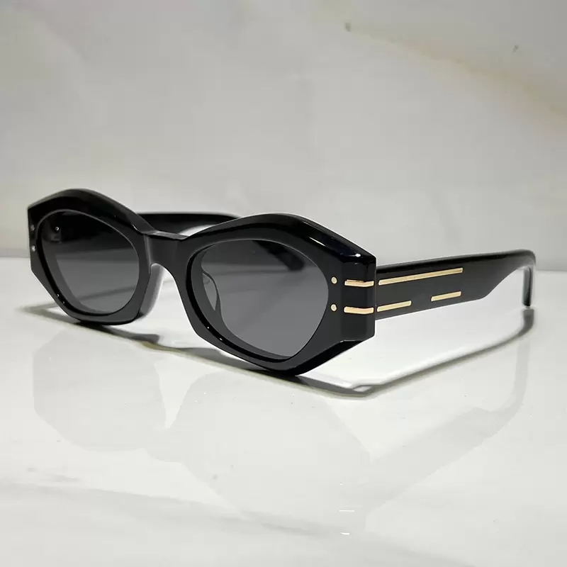 Summer Sunglasses For Men and Women Signature B1U Style Anti-Ultraviolet Retro Plate Full Frame Eyeglasses Random Box
Summer Sunglasses For Men and Women Signature B1U Style Anti-Ultraviolet Retro Plate Full Frame Eyeglasses Random Box