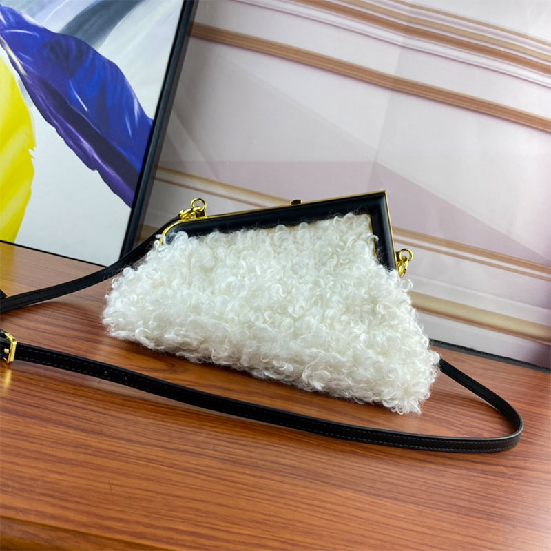Wool Hand Clip Bag New Handbags Purse Dinner Crossbody Bags Leather Strap Gold Hardware Inside Fashion Letters Women Plain Shoulder Bags
Wool Hand Clip Bag New Handbags Purse Dinner Crossbody Bags Leather Strap Gold Hardware Inside Fashion Letters Women Plain Shoulder Bags