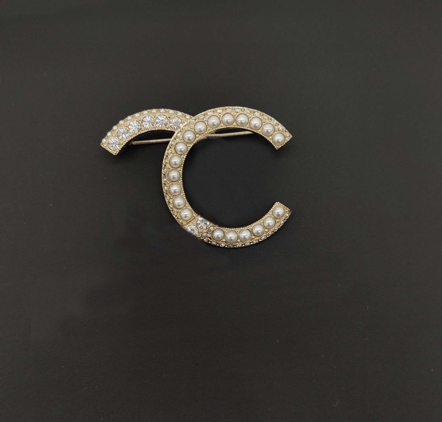 2022 Luxury quality charm brooch with diamond and nature shell beads in 18k gold plated have box stamp PS4445A
2022 Luxury quality charm brooch with diamond and nature shell beads in 18k gold plated have box stamp PS4445A