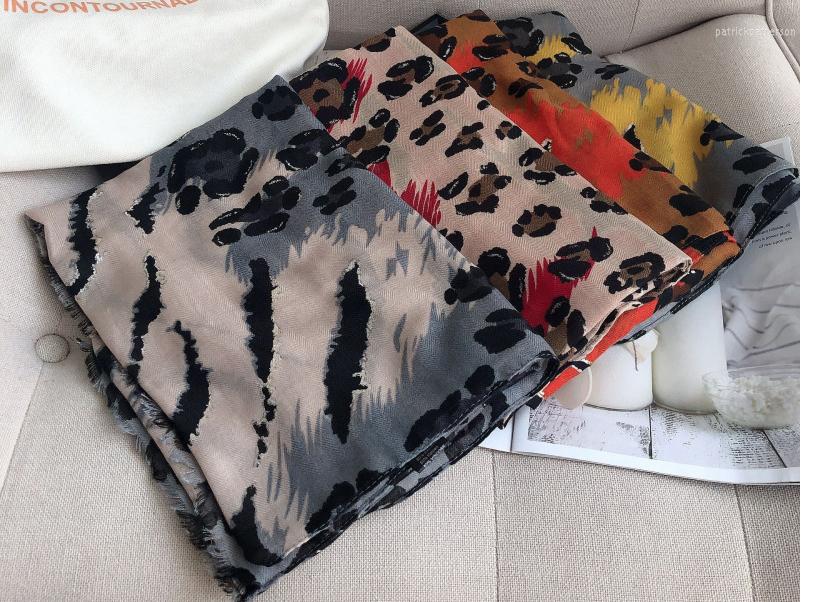 Scarves 2022 Cotton Leopard Print Silver Foil Shawls Beautiful Luxury Hijab Wrap Scarf 10pcs/LOT Wholesale
Scarves 2022 Cotton Leopard Print Silver Foil Shawls Beautiful Luxury Hijab Wrap Scarf 10pcs/LOT Wholesale
