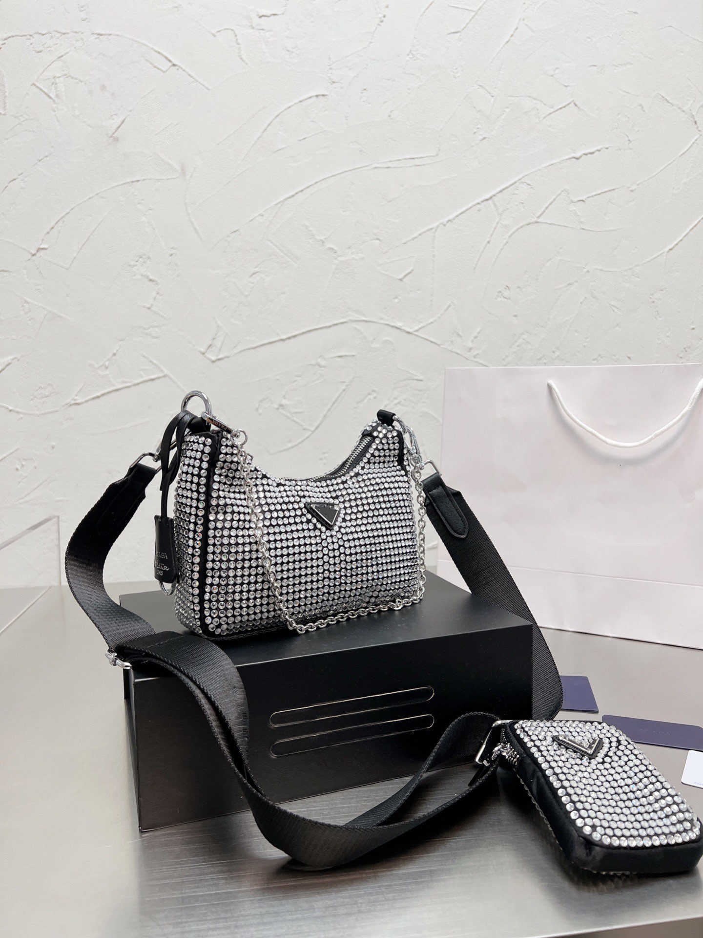 Prad Fashion Designer Bags Luxury Ladies Shoulder Crossbody Handbags Underarm Bags Chains Full of Diamonds, Black
Prad Fashion Designer Bags Luxury Ladies Shoulder Crossbody Handbags Underarm Bags Chains Full of Diamonds, Black