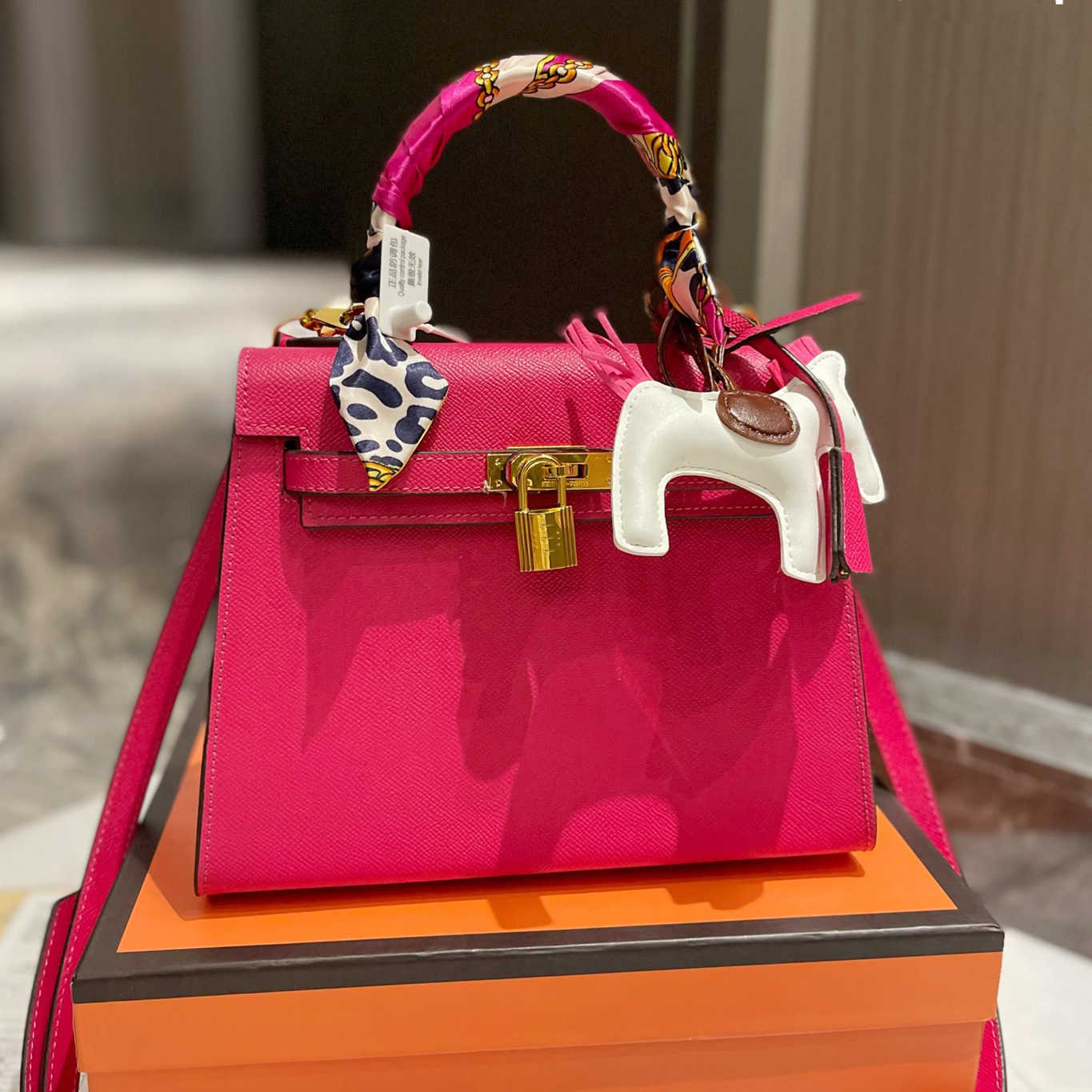 Designer Fuchsia Padlock Handbags Real Leather Shoulder Bags Come With Accessories khaki Horse Purses Luxury Women Rose Pink Medium, No 2;size 25cm
Designer Fuchsia Padlock Handbags Real Leather Shoulder Bags Come With Accessories khaki Horse Purses Luxury Women Rose Pink Medium, No 2;size 25cm