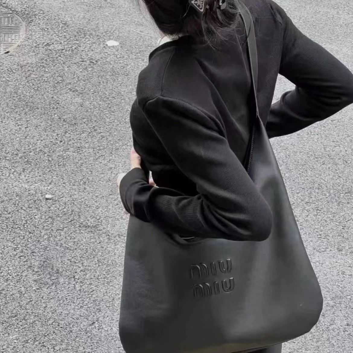 Designer bag mimis Miu Bag Women's armpit tote Leather one shoulder commuting Autumn and women's large capacity
Designer bag mimis Miu Bag Women's armpit tote Leather one shoulder commuting Autumn and women's large capacity