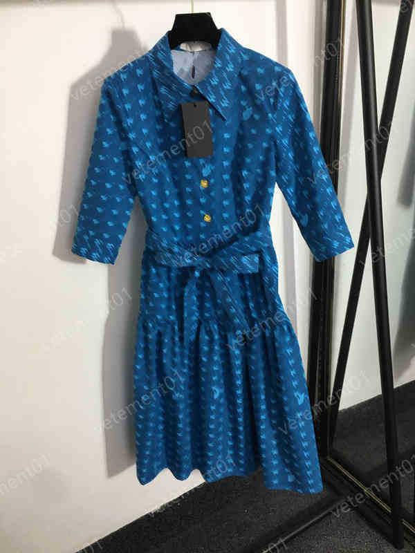 Designer Dresses Womens Blue Alphabet Print Nipped Waist Lapel Short Sleeve Dress Luxury Women Summer Dresses For Wedding Party
Designer Dresses Womens Blue Alphabet Print Nipped Waist Lapel Short Sleeve Dress Luxury Women Summer Dresses For Wedding Party