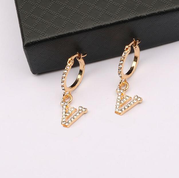20color 18K Gold Plated V Letters Stud Luxury Designer Crystal Geometric Women Rhinestone Pearl Earring Wedding Party Jewerlry Accessories
20color 18K Gold Plated V Letters Stud Luxury Designer Crystal Geometric Women Rhinestone Pearl Earring Wedding Party Jewerlry Accessories