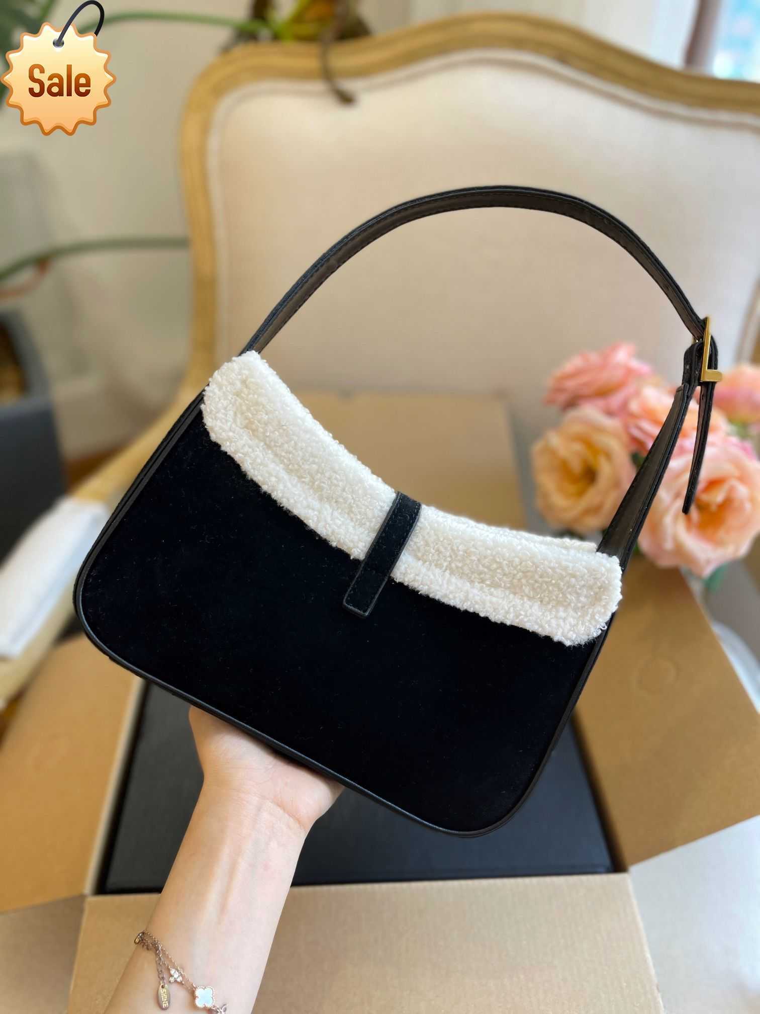 Women's Luxury Designer Shoulder Bags 2023 Fashion Cashmere Sewn Underarm Crescent Bag Versatile Portable Single Shoulder Crossbody Bag Factory Direct Sales, Red size 24 x15cm
Women's Luxury Designer Shoulder Bags 2023 Fashion Cashmere Sewn Underarm Crescent Bag Versatile Portable Single Shoulder Crossbody Bag Factory Direct Sales, Red size 24 x15cm