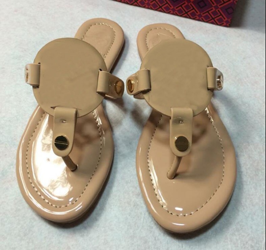 Designer Sandals For Women Ladies Hollowed out pattern Flats Low Heels Slippers Fashion Luxe Tories Slides Rubber Summer Flip Flops Outdoor Beach Shoes Pool Sliders
Designer Sandals For Women Ladies Hollowed out pattern Flats Low Heels Slippers Fashion Luxe Tories Slides Rubber Summer Flip Flops Outdoor Beach Shoes Pool Sliders