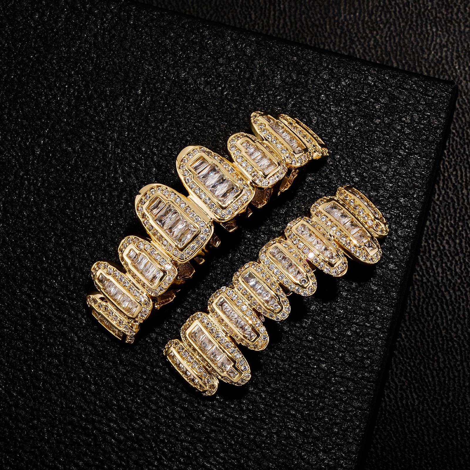 18K Real Gold Teeth Fang Grillz Punk Hip Hop Cubic Zircon Iced Out Vampire Dental Mouth Grills Braces Tooth Cap Rapper Jewelry for Cosplay Party Hallo