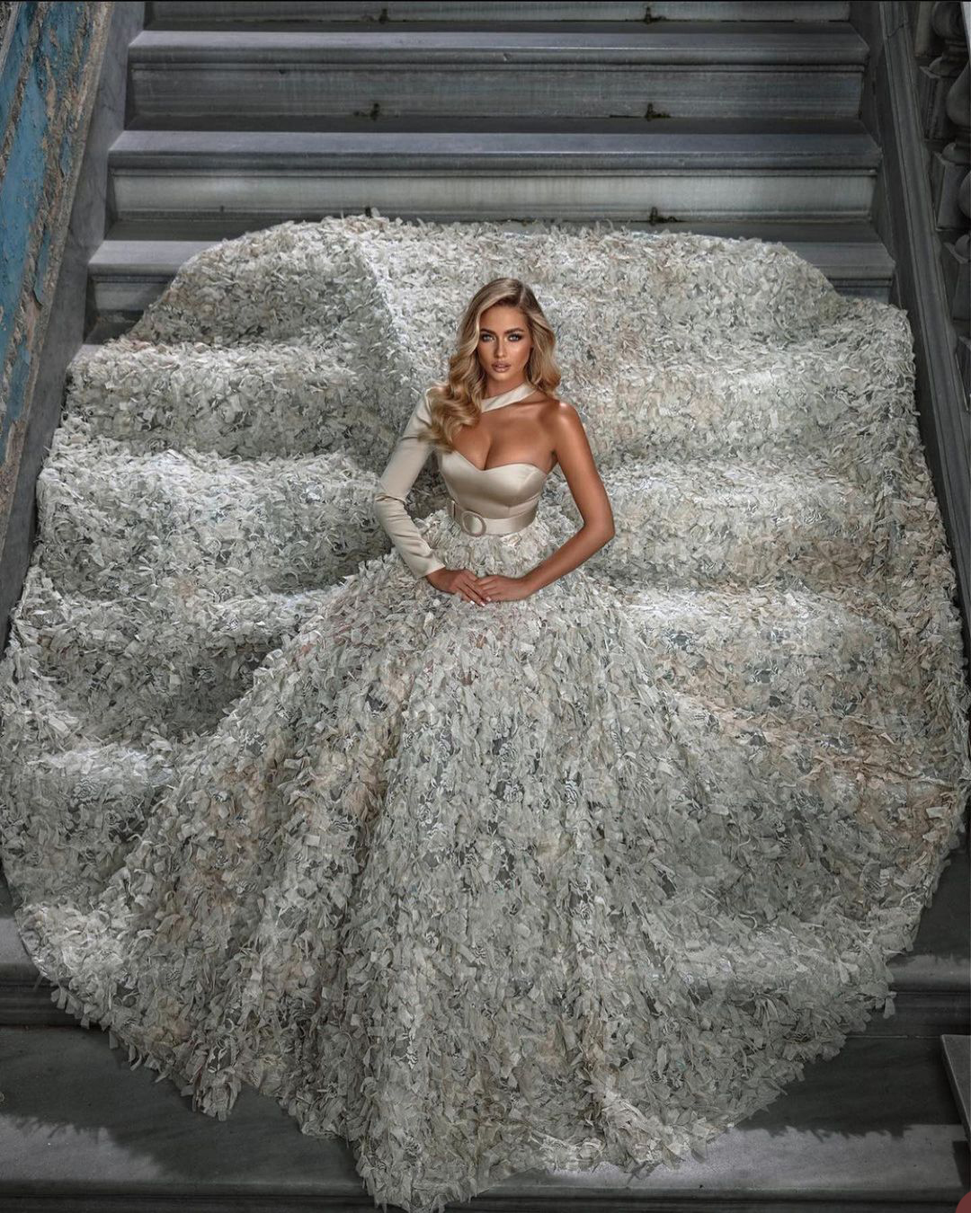Gorgeous Ball Gown Wedding Dresses Halter Sweetheart One Stain Sleeve Belt Special Decoration Backless Chapel Train Gown Bridal Custom Made Vestidos D