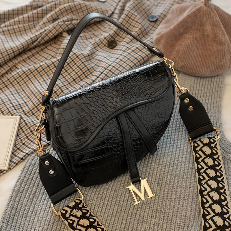 Evening Bags Fashion Saddle Women Crozzling One Shoulder Handle Trend Casual Hasp Zipper PU Material Polyester Inside Lock Ornament 221128, Black
Evening Bags Fashion Saddle Women Crozzling One Shoulder Handle Trend Casual Hasp Zipper PU Material Polyester Inside Lock Ornament 221128, Black