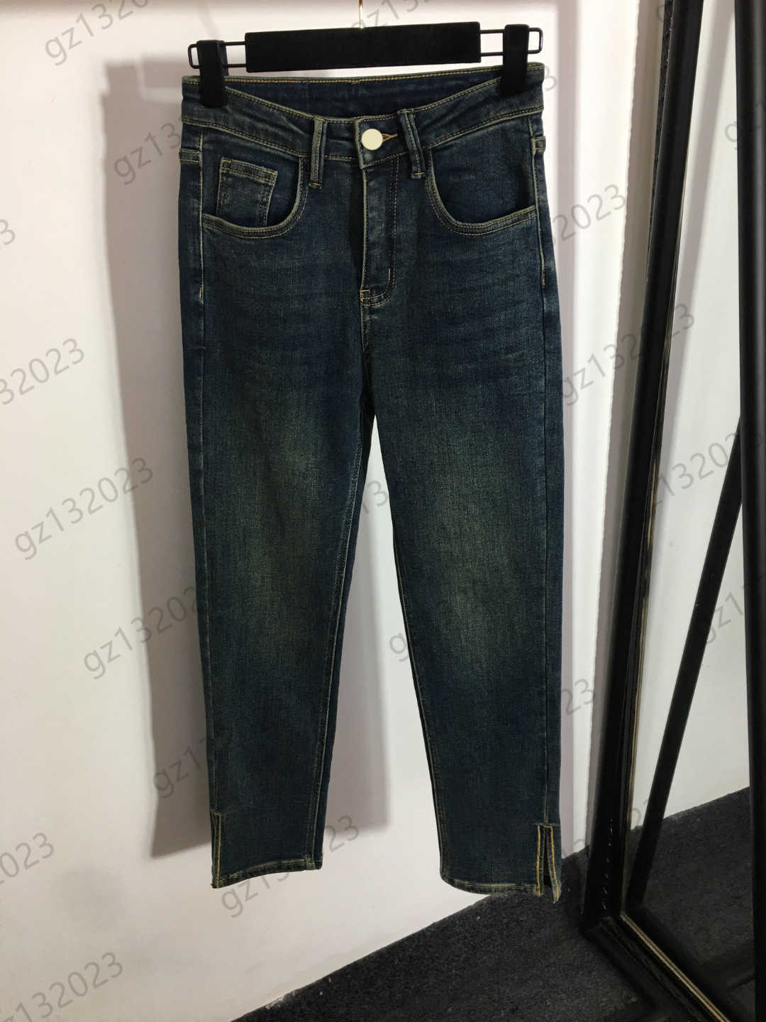 Jeans Womens Designer Trouser Legs Open Fork Tight Capris Denim Trousers Add Fleece Thicken Warm Slimming Jean Pants Fashion Brand Women Clothing
Jeans Womens Designer Trouser Legs Open Fork Tight Capris Denim Trousers Add Fleece Thicken Warm Slimming Jean Pants Fashion Brand Women Clothing