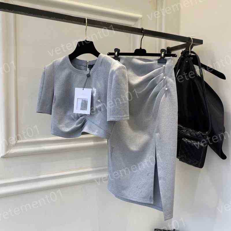 Womens Two Piece Dresses Short Pleated Top T-shirt And Split Legs With Pearl Embellishment Skirts Fashion Brands Women Designer Tracksuits
Womens Two Piece Dresses Short Pleated Top T-shirt And Split Legs With Pearl Embellishment Skirts Fashion Brands Women Designer Tracksuits