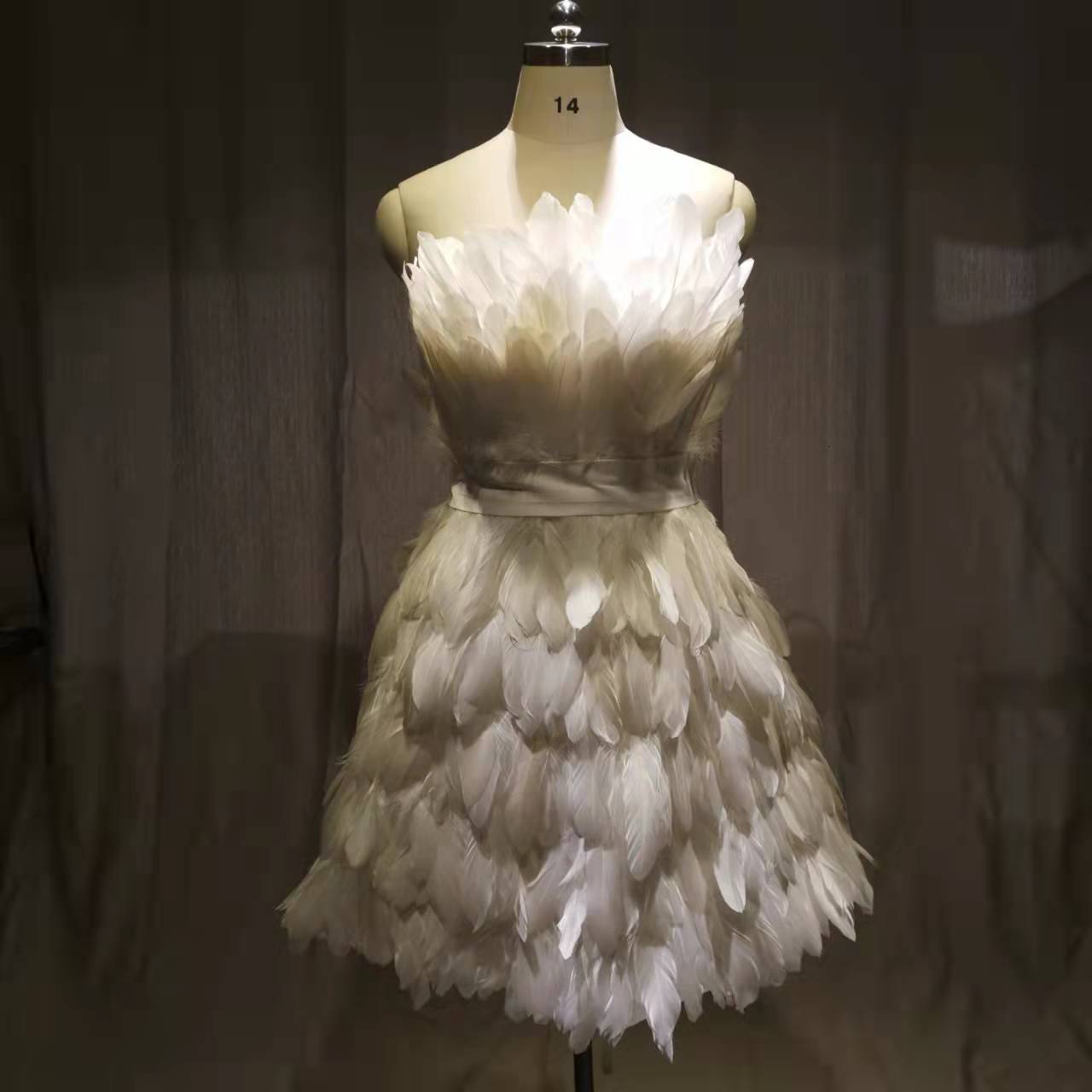 Party Dresses MYYBLE Sexy Strapless Off the Shoulder Sleeveless Feather Mini Length Short Prom Gown 221128