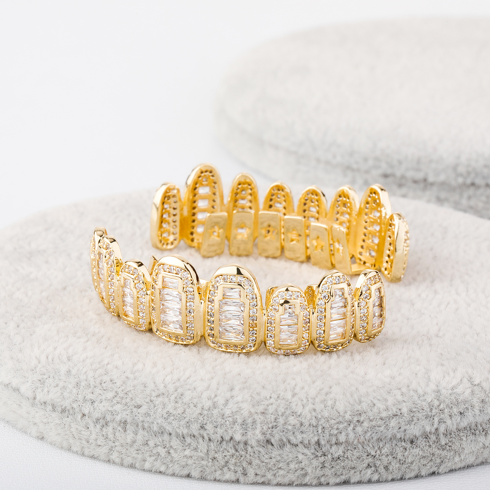 18K Real Gold Teeth Fang Grillz Punk Hip Hop Cubic Zircon Iced Out Vampire Dental Mouth Grills Braces Tooth Cap Rapper Jewelry for Cosplay Party Hallo