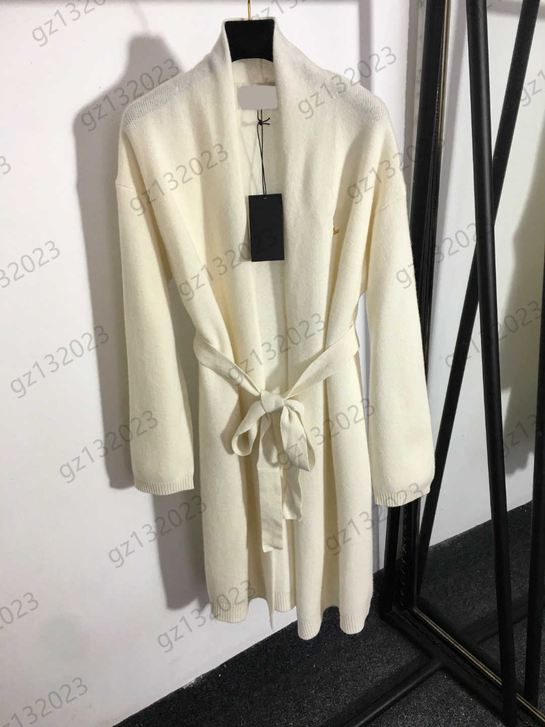 Cardigan Womens Sweater Metal Brooch Decoration High Neck Knit Sweaters Lace-up Open Left Shoulder Long Sleeves Knitwear Fashion Designer Women Clothes 3 Colors
Cardigan Womens Sweater Metal Brooch Decoration High Neck Knit Sweaters Lace-up Open Left Shoulder Long Sleeves Knitwear Fashion Designer Women Clothes 3 Colors