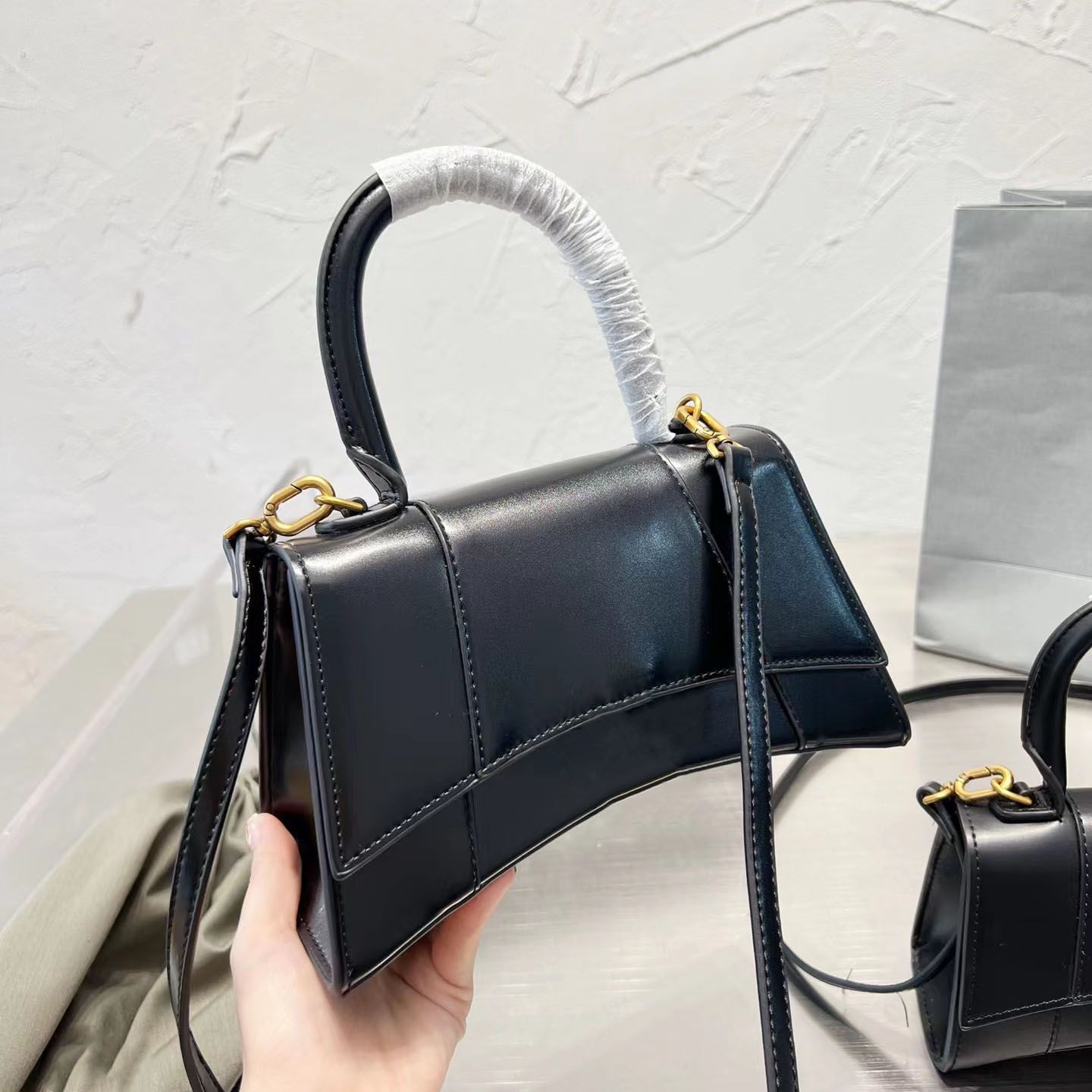 High quality leather hourglass handle crossbody bag Ladies handbag Luxury designer fashion shopping purse envelope card pocket, Color
High quality leather hourglass handle crossbody bag Ladies handbag Luxury designer fashion shopping purse envelope card pocket, Color