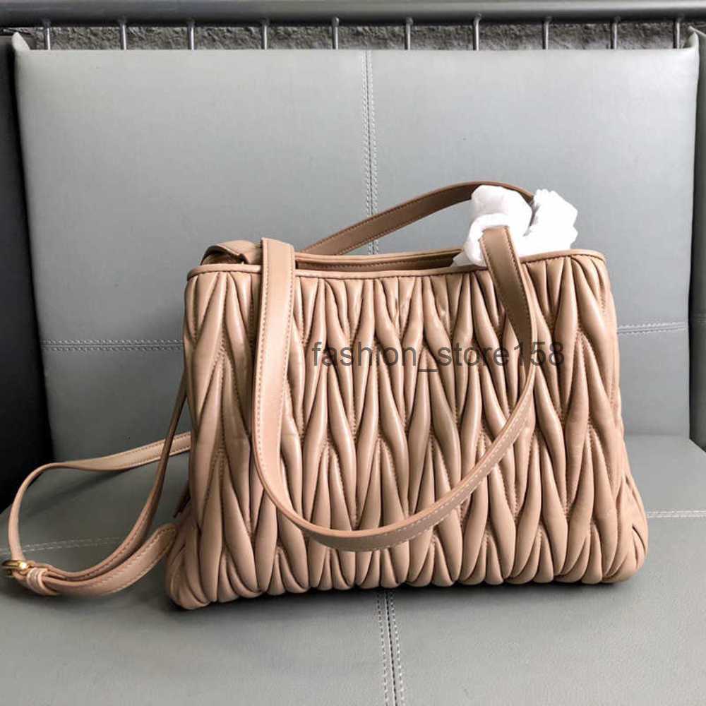 Designers new style Adopt top imported lamb skin graceful bag Middle zipper partition layer Brass hardware fittings fashion bags
Designers new style Adopt top imported lamb skin graceful bag Middle zipper partition layer Brass hardware fittings fashion bags