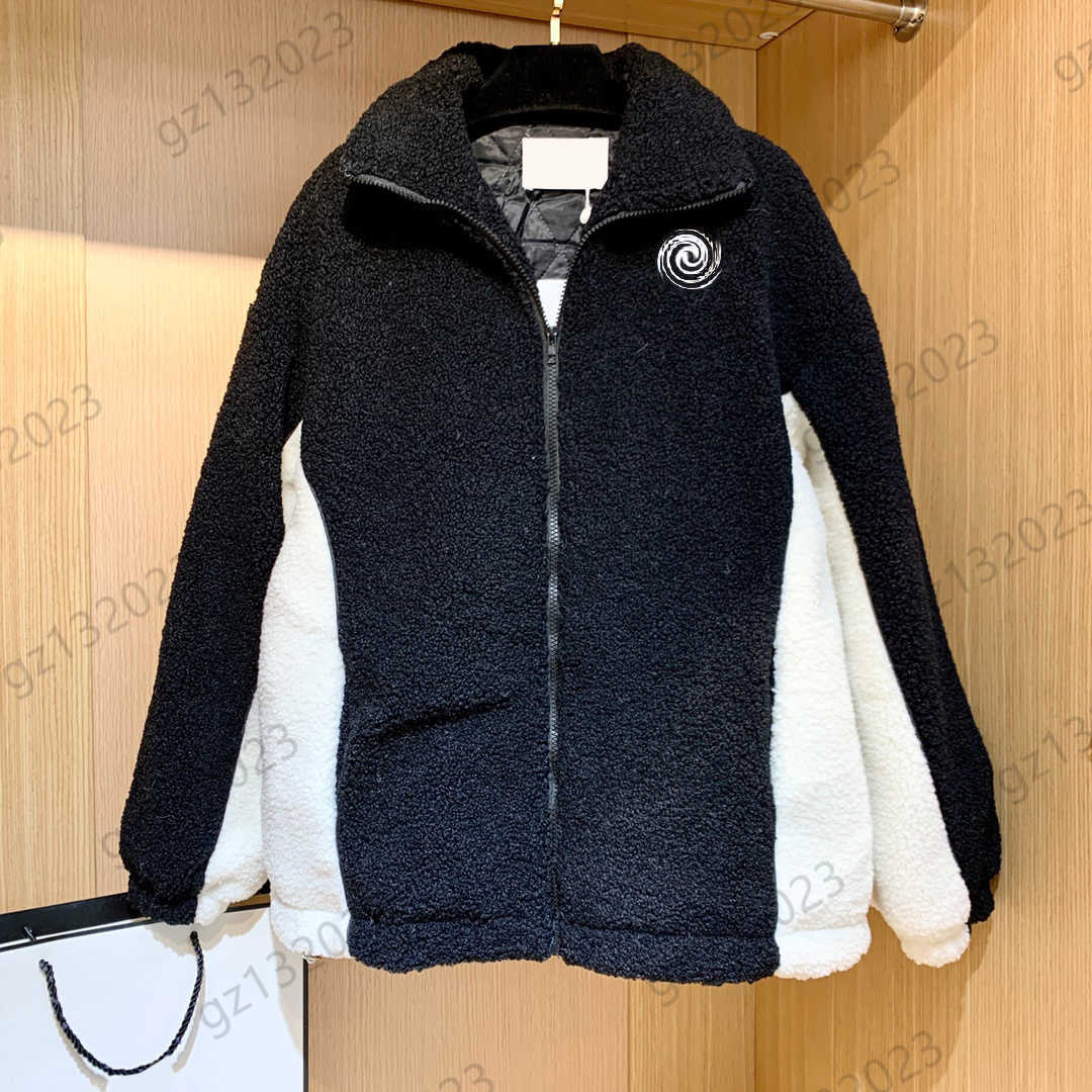 Womens Jackets Chest Embroidery Logo Color Contrast Lapel Lamb Hair Jacket Zipper Open Long Sleeves Add Fleece Thicken Coats Simple Joker Style Women Clothing
Womens Jackets Chest Embroidery Logo Color Contrast Lapel Lamb Hair Jacket Zipper Open Long Sleeves Add Fleece Thicken Coats Simple Joker Style Women Clothing
