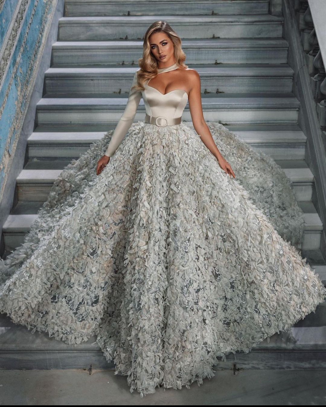Gorgeous Ball Gown Wedding Dresses Halter Sweetheart One Stain Sleeve Belt Special Decoration Backless Chapel Train Gown Bridal Custom Made Vestidos D