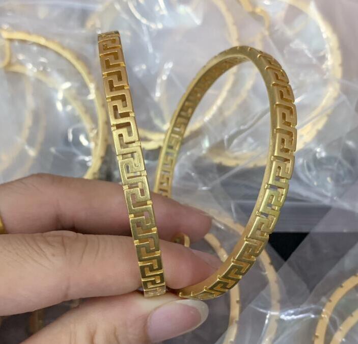 Hiphop Designed Hoop Exaggerated Big Round V letter Earings Banshee Medusa portrait brass 18K gold plated Greece Meander women Jewelry Christmas Gift MER --04
Hiphop Designed Hoop Exaggerated Big Round V letter Earings Banshee Medusa portrait brass 18K gold plated Greece Meander women Jewelry Christmas Gift MER --04