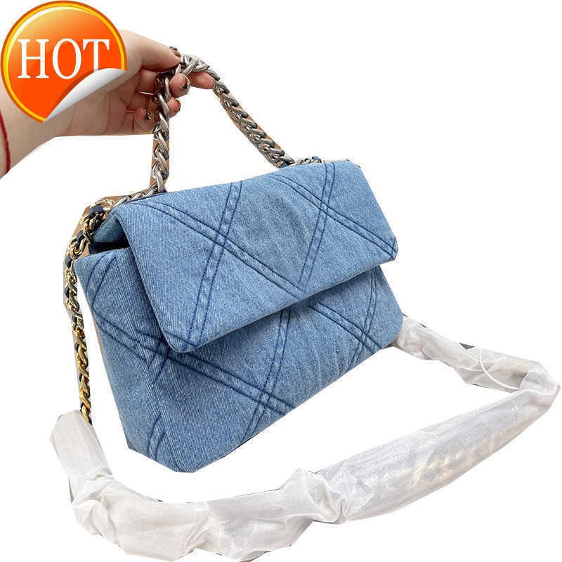 Luxury Designer Shoulder Bags 2023 Fashion Two-tone Classic Clamshell Bag Texture Metal Shoulder Chain Handbag Portable Cross-body Bag Factory Direct Sales, Blue
Luxury Designer Shoulder Bags 2023 Fashion Two-tone Classic Clamshell Bag Texture Metal Shoulder Chain Handbag Portable Cross-body Bag Factory Direct Sales, Blue
