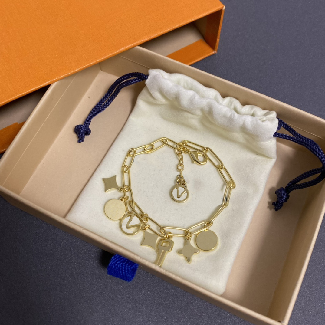 Designer Necklace Fashion Women Luxury Choker Mutilated Heart Shaped Pendant Chain 18K Gold Plated Jewelry Key shaped flower 22113001CZ
Designer Necklace Fashion Women Luxury Choker Mutilated Heart Shaped Pendant Chain 18K Gold Plated Jewelry Key shaped flower 22113001CZ