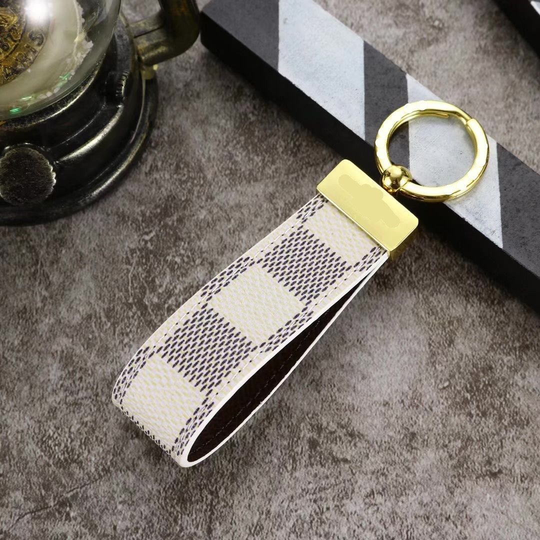 Keychain Key Chain Buckle lovers Car Keychain Handmade Leather Keychains Men Women Bags Pendant Accessories 8 Color no box and dust bag