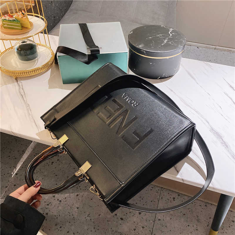 Design Bag Factory Wholesale and Retail Wang Hong Lin Same Tote Bag Letter One Shoulder h Women's Large Capacity Autumn Winter Fashion, Nini-3041 brown
Design Bag Factory Wholesale and Retail Wang Hong Lin Same Tote Bag Letter One Shoulder h Women's Large Capacity Autumn Winter Fashion, Nini-3041 brown