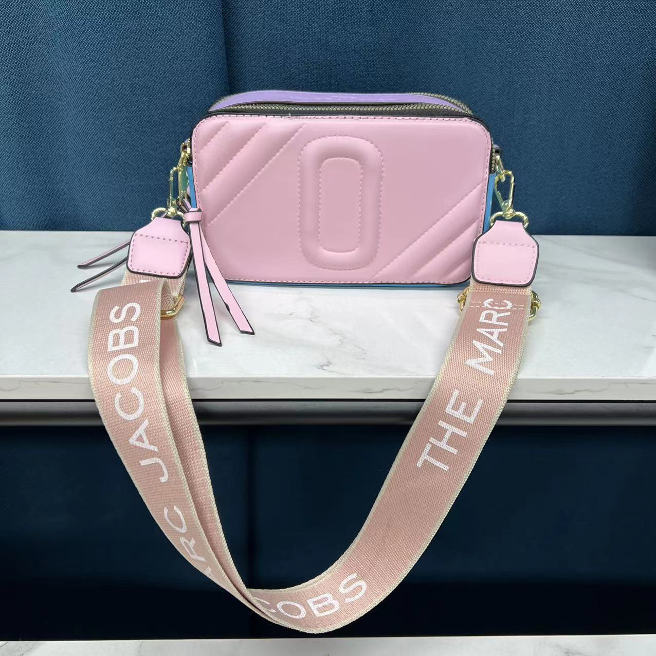 Retail Women Bags New 2022 Contrast Color Small Square Bag Trend Letter Single Shoulder Messenger Bag
Retail Women Bags New 2022 Contrast Color Small Square Bag Trend Letter Single Shoulder Messenger Bag