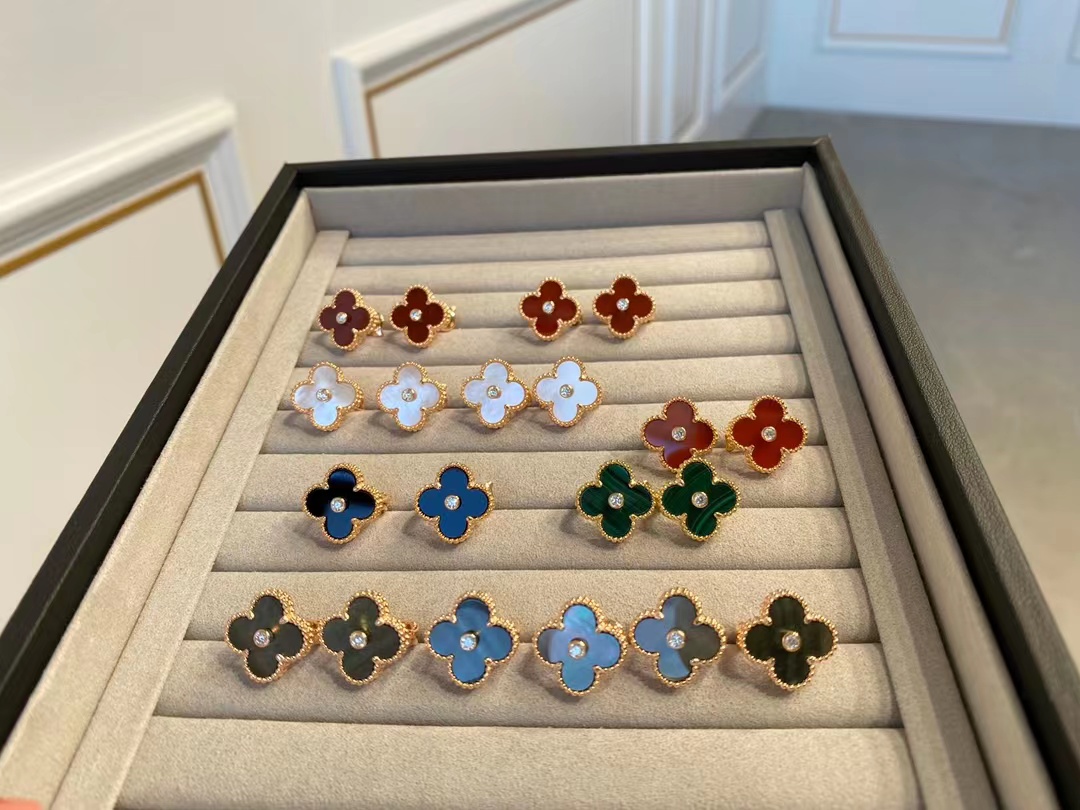 brand luxury clover designer stud earrings 18K gold sweet fashion charm elegant ear rings for women party wedding jewelry gift
brand luxury clover designer stud earrings 18K gold sweet fashion charm elegant ear rings for women party wedding jewelry gift