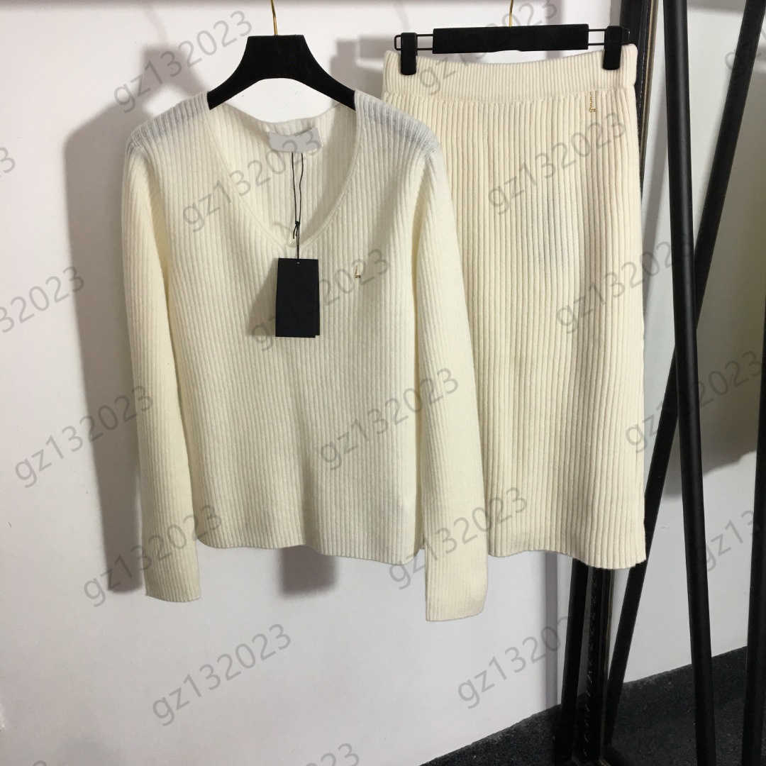 Womens Two Piece Dresses Metal Brooch Decoration V-neck Long Sleeves Wool Knitting Tops Match Solid Color High Waist Half Skirt Luxury Designer Women Clothes 3 Colors
Womens Two Piece Dresses Metal Brooch Decoration V-neck Long Sleeves Wool Knitting Tops Match Solid Color High Waist Half Skirt Luxury Designer Women Clothes 3 Colors