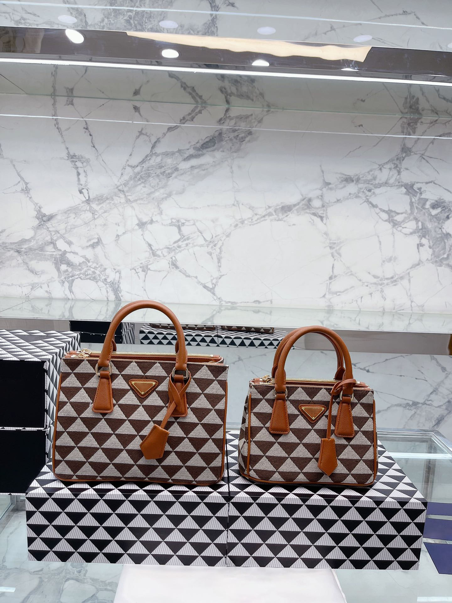 Fashion shopping bags Luxury designer shoulder bag Double color splicing women Tote cross body wallet Large capacity canvas bag Black grain cowhide
Fashion shopping bags Luxury designer shoulder bag Double color splicing women Tote cross body wallet Large capacity canvas bag Black grain cowhide