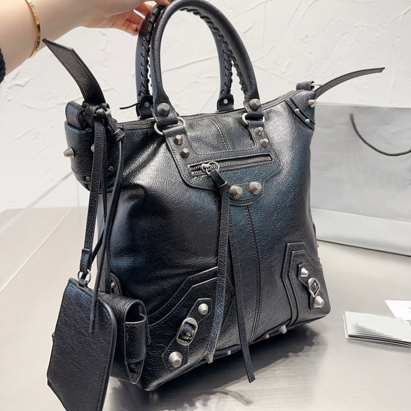 Rivet Motorcycle Tote Bag Sheepskin Leather Handbag Shoulder Purse Large Capacity Shopping Bags Fashion Letter Metal Stud Nails Removable Pouch Adjustable Strap 
Rivet Motorcycle Tote Bag Sheepskin Leather Handbag Shoulder Purse Large Capacity Shopping Bags Fashion Letter Metal Stud Nails Removable Pouch Adjustable Strap