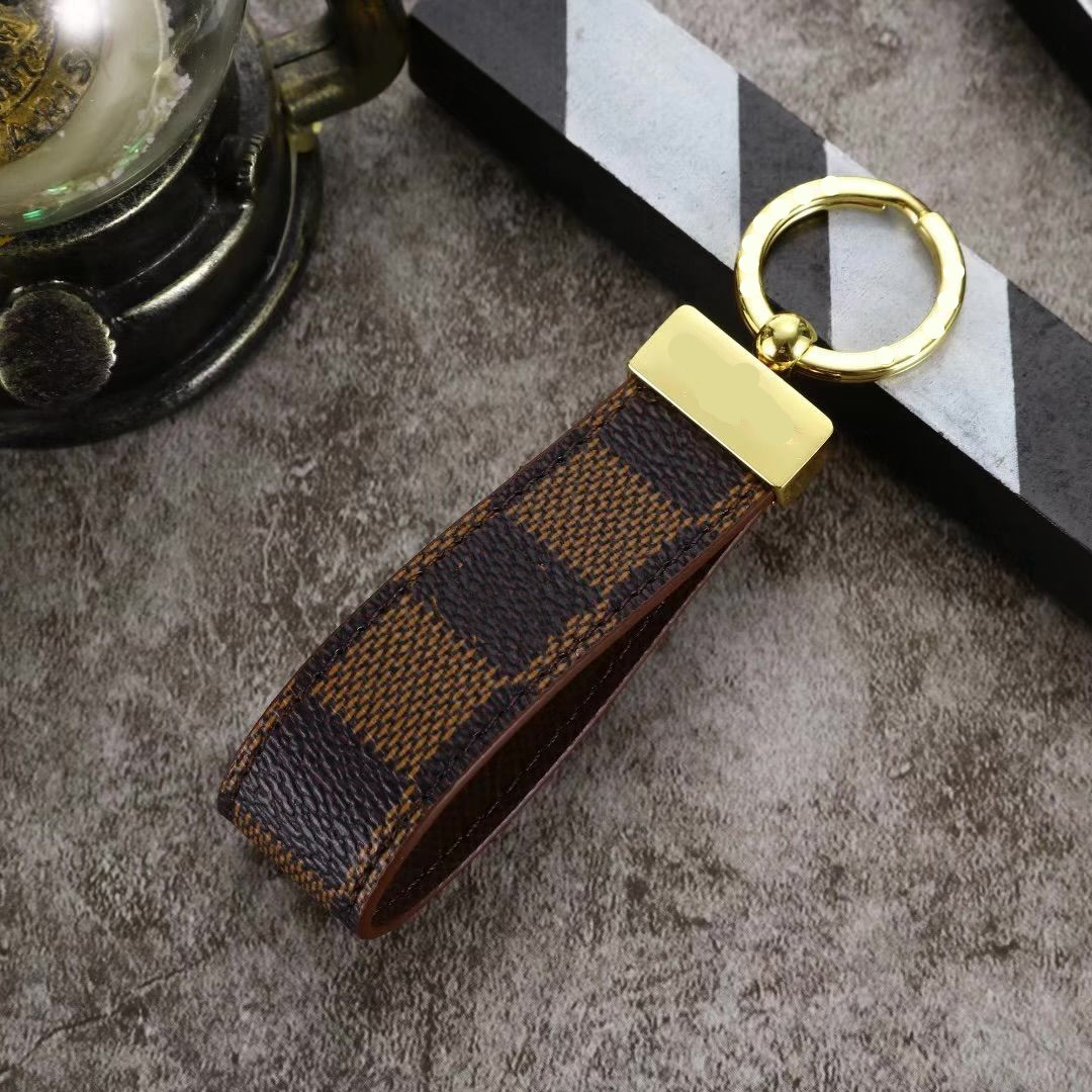 Keychain Key Chain Buckle lovers Car Keychain Handmade Leather Keychains Men Women Bags Pendant Accessories 8 Color no box and dust bag