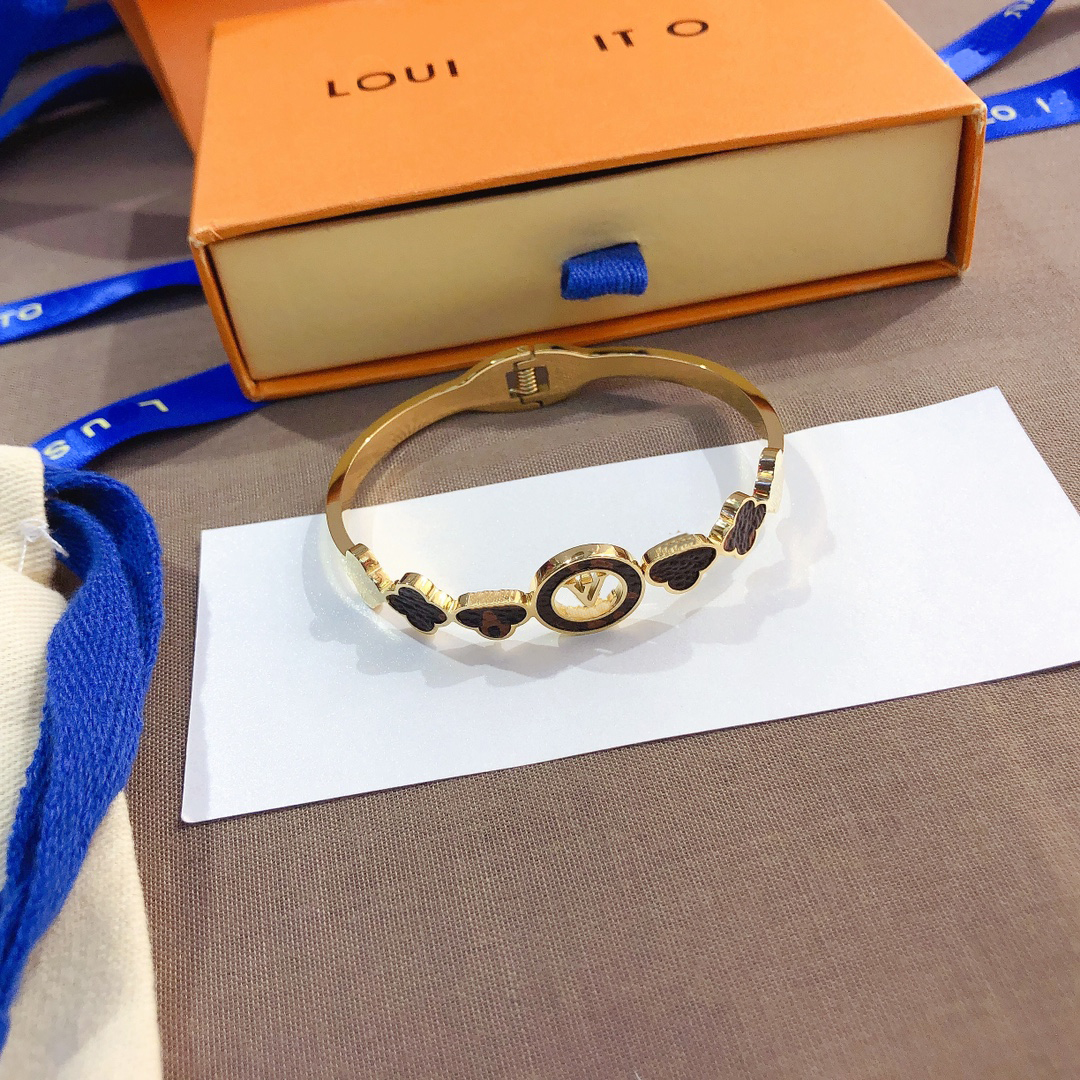 Designer Gold Bangle Fashion Four Leaf Grass Bracelet stainless steel Luxury Jewelry Womens Leather Bracelet Delicate Design Premium Party Wedding Accessories
Designer Gold Bangle Fashion Four Leaf Grass Bracelet stainless steel Luxury Jewelry Womens Leather Bracelet Delicate Design Premium Party Wedding Accessories
