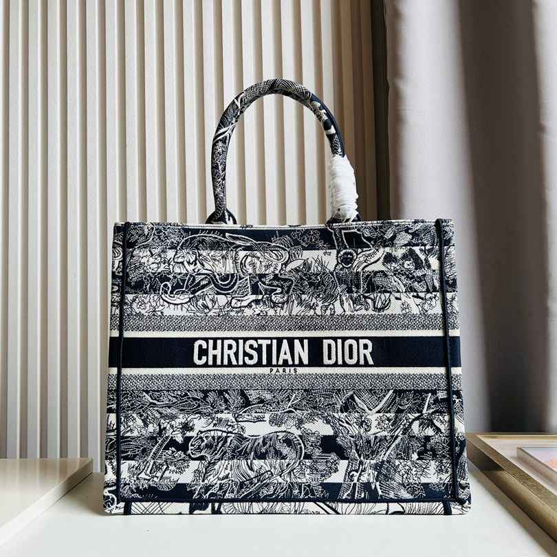 Dior Book Tote Handbag Embroidery 3D Version Desinger Luxury Handbags Tote Bag, Dte27
Dior Book Tote Handbag Embroidery 3D Version Desinger Luxury Handbags Tote Bag, Dte27