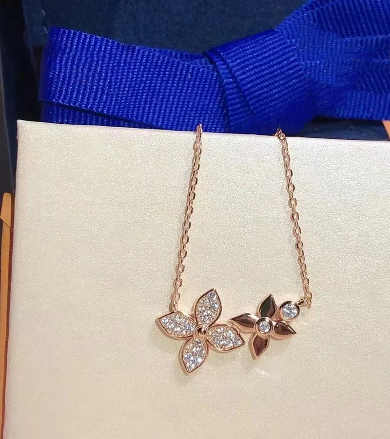 Luxury Clover Designer Necklaces Brand Jewelry 18K Gold Love Shining Diamond Crystal Choker Necklace for Women Gift A
Luxury Clover Designer Necklaces Brand Jewelry 18K Gold Love Shining Diamond Crystal Choker Necklace for Women Gift A
