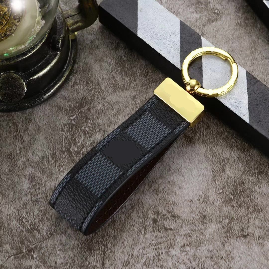 Keychain Key Chain Buckle lovers Car Keychain Handmade Leather Keychains Men Women Bags Pendant Accessories 8 Color no box and dust bag