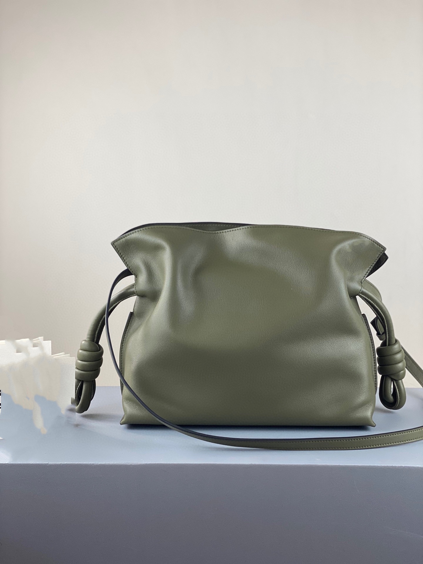 Fashion leather hand slung shoulder bag designer European and American style gold hardware, Green
Fashion leather hand slung shoulder bag designer European and American style gold hardware, Green