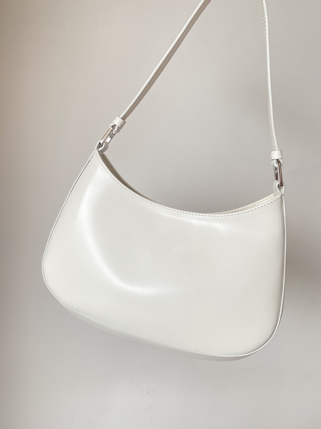 White nBright patent leather silver hardware shoulder bag for women fashion designer handbag
White nBright patent leather silver hardware shoulder bag for women fashion designer handbag