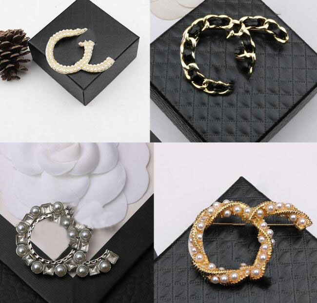 20style Luxury Designer Brand Letter Brooches Women Men 18K Gold Plated Lapel Pins Crystal Tassel Brooch Pearl Pin Party Fashion Accessorie
20style Luxury Designer Brand Letter Brooches Women Men 18K Gold Plated Lapel Pins Crystal Tassel Brooch Pearl Pin Party Fashion Accessorie
